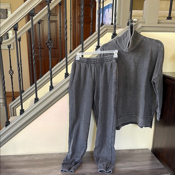 Pink by Victoria’s Secret XS Charcoal Gray Turtleneck Sweatshirt and Joggers Set - Picture 5 of 16